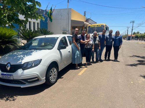 Secretária municipal de assistência social, Cibele Facioli Kimura, recebe as chaves do Renault Sandero