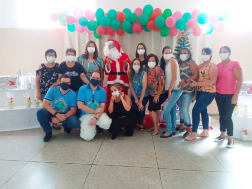 Autoridades e equipe de trabalho com o Papai Noel