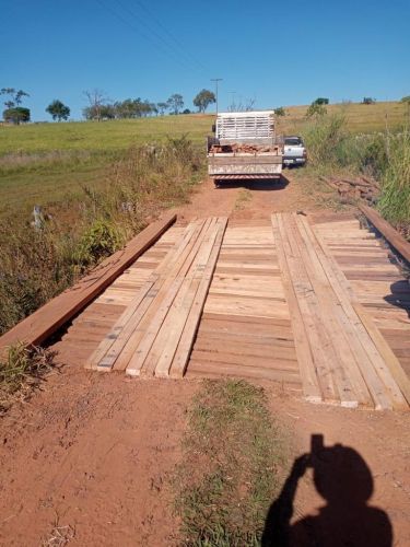 Ponte próximo ao local que era vazante de uma represa