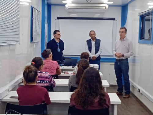 Curso de Informática Básica da Carreta do Conhecimento teve início na tarde desta terça-feira
