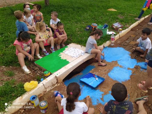 Servidores e alunos da rede municipal de ensino pintam bueiros em campanha educativa "Um rio passa por aqui", da Itaipu Binacional