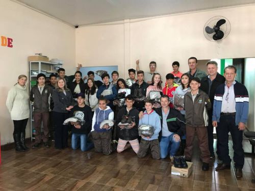 Entrega dos Agasalhos e calçados para os alunos participantes do Projeto "Formando Cidadão" 