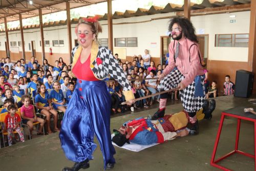  Apresentação teatral do "Gran Circo Stopim," uma produção encantadora do Espaço Cultural dos Palhaços