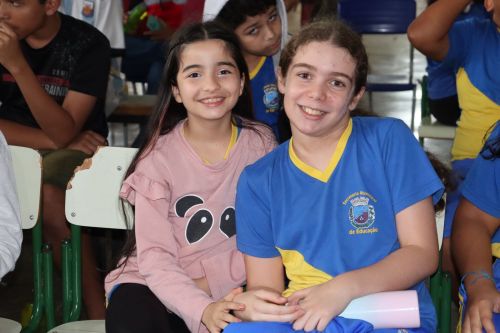  Apresentação teatral do "Gran Circo Stopim," uma produção encantadora do Espaço Cultural dos Palhaços