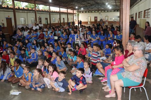  Apresentação teatral do "Gran Circo Stopim," uma produção encantadora do Espaço Cultural dos Palhaços