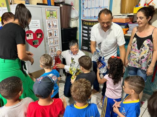 Entrega de ovos de Páscoa para os alunos da rede municipal de ensino 