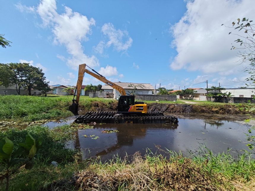 Mega máquina inicia trabalho de limpeza dos canais em Pontal do Paraná