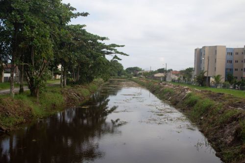 Limpeza e desassoreamento de canais com máquina de grande porte beneficia balneários Monções, Beltrami, Jardim Canadá e avança rumo ao Jacarandá.