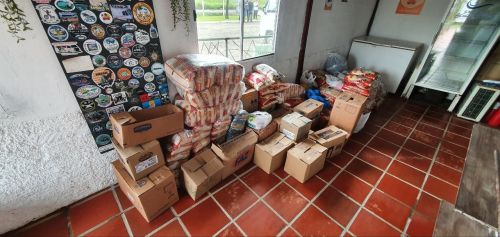 GRUPO DE CARROS ANTIGOS ARRECADA MAIS DE UMA TONELADA DE ALIMENTOS PARA PONTAL DO PR