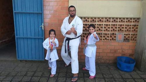 ATLETAS DO KARATÊ PONTALENSE TRAZEM VÁRIAS MEDALHAS DE CAMPEONATO EM CAMPO LARGO-PR