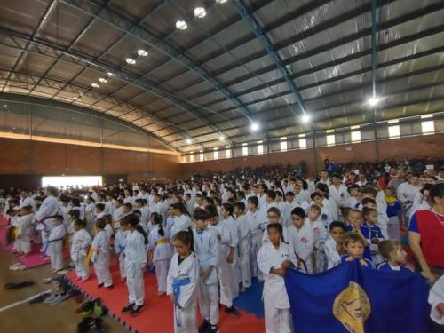ATLETAS DO KARATÊ PONTALENSE TRAZEM VÁRIAS MEDALHAS DE CAMPEONATO EM CAMPO LARGO-PR