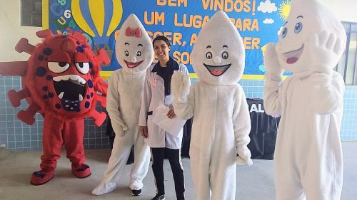 Zé Gotinha e família levam teatrinho interativo a CMEI′s e escolas estaduais. Alerta é sobre importância de vacinar e atualizar carteirinha. Há 18 vacinas disponiveis 