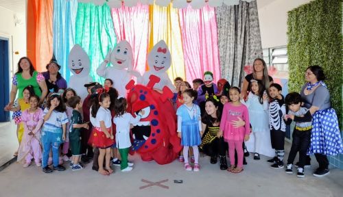 Zé Gotinha e família levam teatrinho interativo a CMEI′s e escolas estaduais. Alerta é sobre importância de vacinar e atualizar carteirinha. Há 18 vacinas disponiveis 