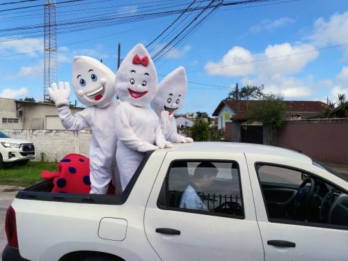 Zé Gotinha e família levam teatrinho interativo a CMEI′s e escolas estaduais. Alerta é sobre importância de vacinar e atualizar carteirinha. Há 18 vacinas disponiveis 