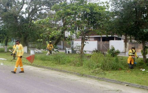 Avenida Tim Maia no Balneário Shangri-lá recebe serviços de roçada e limpeza. Secretaria de Obras e Serviços Públicos atua em todas as regiões da cidade