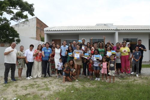 Pontal do Paraná entrega 7 casas populares em cerimônia do 29º aniversário