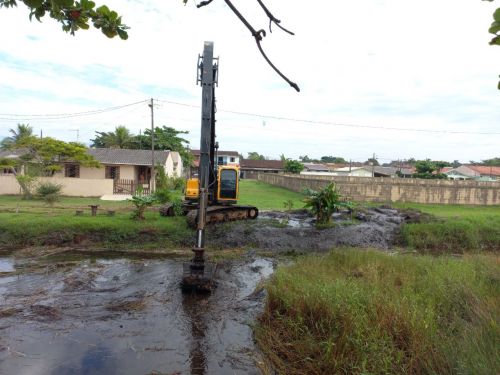 Máquina de grande porte amplia limpeza e desassoreamento do canal Lagoa Amarela. Trabalho inicia entre Monções, Jardim Canadá e Jacarandá.  