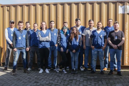CTMGEO Soluções em Geotecnologias realiza diagnóstico urbanístico. Agentes identificados com coletes e crachás pesquisam todas as regiões da cidade