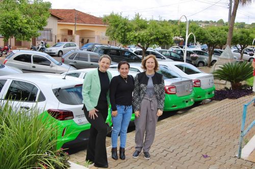 Prefeitura entrega 4 carros 0km para renovar frota e fortalecer as ações e serviços