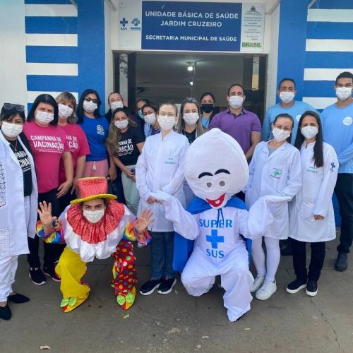 Zé Gotinha e Palhacinha alegram o sábado na campanha de vacinação