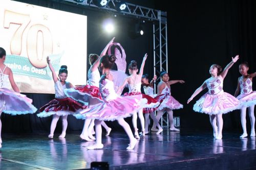 Apresentação de Ballet e entrega de carro 0km reúne público de todas as idades