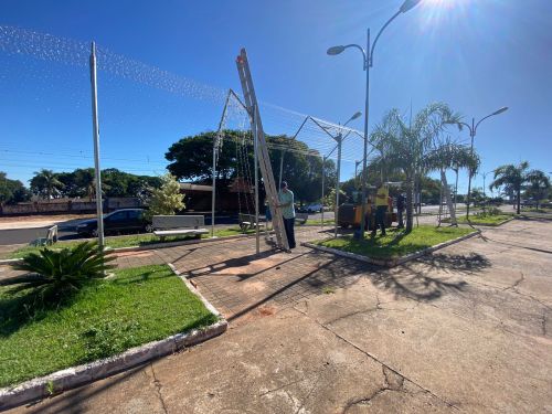 Prefeitura Municipal de Cruzeiro do Oeste iniciou os preparativos para o Natal