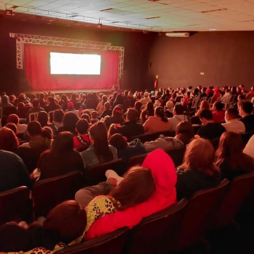 Cine Social reúne crianças e adultos no Centro Cultural