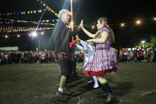 Em noite de Festa Junina, administração de Cruzeiro do Oeste anuncia obras, projetos e entrega veículo 0km