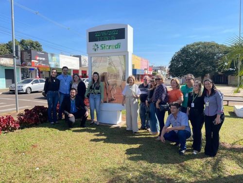 Relógio personalizado é instalado no centro da cidade