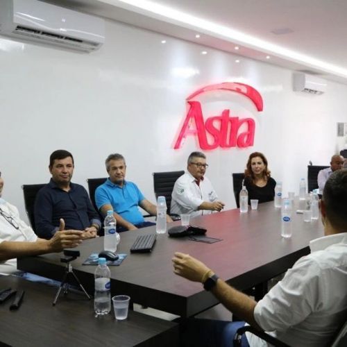 A prefeita Helena Bertoco juntamente com o deputado e ex-chefe da Casa Civil, Guto Silva visitaram o frigorífico Astra.