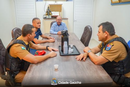 PREFEITO E VEREADOR SE REUNEM COM POLICIAIS PARA TRATAR DAS OBRAS DO POSTO DA POLÍCIA MILITAR RODOVIÁRIA