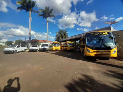 3 ÔNIBUS E 3 VANS NOVAS PARA O NOSSO MUNICÍPIO.