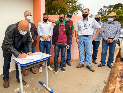COM PRESENÇA DO SECRETÁRIO DE AGRICULTURA, JOAQUIM TÁVORA INAUGURA CALÇAMENTO DA ESTRADA DO JOÁ E ASSINA CONVÊNIO PARA PAVIMENTAÇÃO DE MAIS ESTRADAS RURAIS.