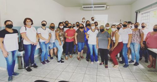 NUTRICIONISTA REÚNE AUXILIARES DE SERVIÇOS GERAIS  PARA IMPORTANTE PALESTRA SOBRE ALIMENTAÇÃO ESCOLAR.