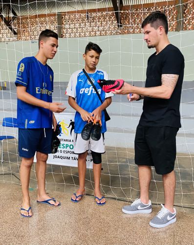 GOLEIRO TAVORENSE TADEU VISITA CRIANÇAS E JOVENS NO GINÁSIO DE ESPORTES