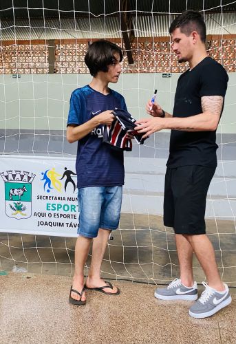 GOLEIRO TAVORENSE TADEU VISITA CRIANÇAS E JOVENS NO GINÁSIO DE ESPORTES