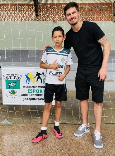 GOLEIRO TAVORENSE TADEU VISITA CRIANÇAS E JOVENS NO GINÁSIO DE ESPORTES