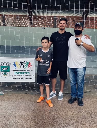 GOLEIRO TAVORENSE TADEU VISITA CRIANÇAS E JOVENS NO GINÁSIO DE ESPORTES