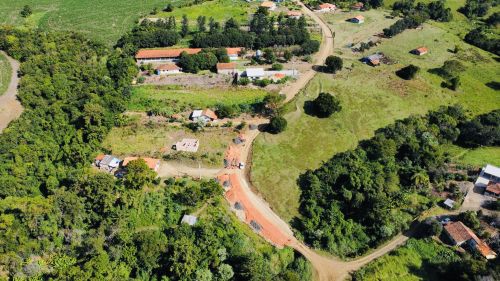 ESTRADAS RURAIS GANHAM PAVIMENTAÇÃO COM PEDRAS IRREGULARES EM JOAQUIM TÁVORA