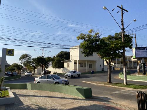 PINTURAS DE CANTEIROS CENTRAIS DÃO NOVA CARA PARA AVENIDA PARANÁ.
