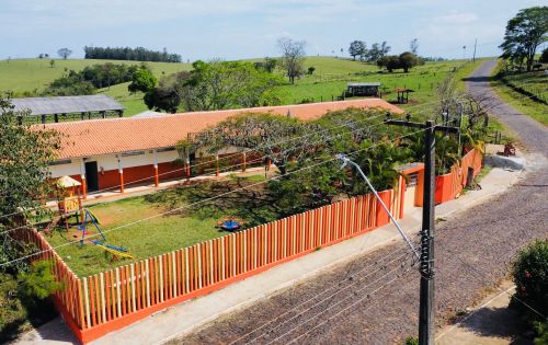 PREFEITURA PADRONIZA MUROS DE PALITOS DE CONCRETO NAS ESCOLAS DA REDE MUNICIPAL 