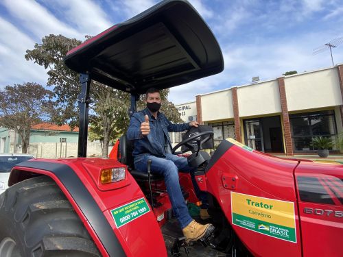 PREFEITO ENTREGA TRATOR PARA ASSOCIAÇÃO DE PRODUTORES RURAIS.