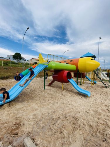 PREFEITURA INSTALA PLAYGROUND E FAZ A ALEGRIA DAS CRIANÇAS