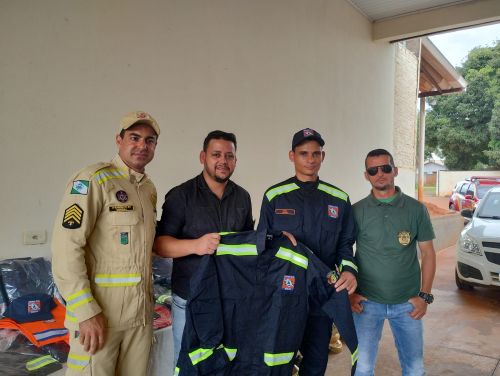 Entrega de fardamento e EPI para Defesa Civil