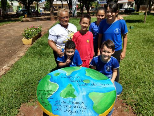 NO DIA MUNDIAL DA ÁGUA, ALUNOS DA ESCOLA MUNICIPAL GILBERTO CONCEIÇÃO BORSATTO REALIZAM INTERVENÇÃO EM PRAÇA DE QUERÊNCIA DO NORTE