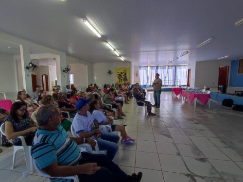 Secretaria Municipal de Desenvolvimento Econômico realiza palestra no Centro de Convivência Idade Dourada