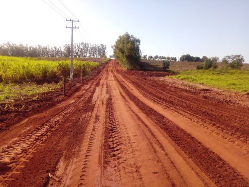 Prefeitura recupera segundo segmento da estrada do P.A. (Projeto de Assentamento) Irmã Dorothy