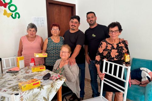 Prefeito Paulo da Padaria e vice Dautinho entregam bombons no Clube da Terceira Idade