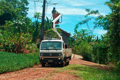 Empresa de iluminação realiza reparos no Bairro da Figueirinha a pedido do prefeito Paulo da Padaria e vereador Neuci Venâncio