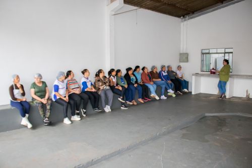Secretaria de Educação de Califórnia promove roda de diálogo com cozinheiras e auxiliares de cozinha